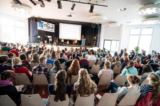 voller-saal-predigt-jochen-josia-konferenz-2014
